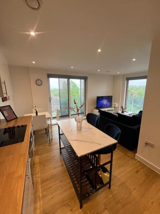 2 Bed Corner Apartment With Gym Manchester Exterior photo